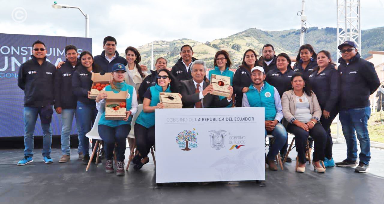 Presidente de la República del Ecuador, Lic. Lenín Moreno Garcés junto con emprendedores de la Comunidad Huarcay